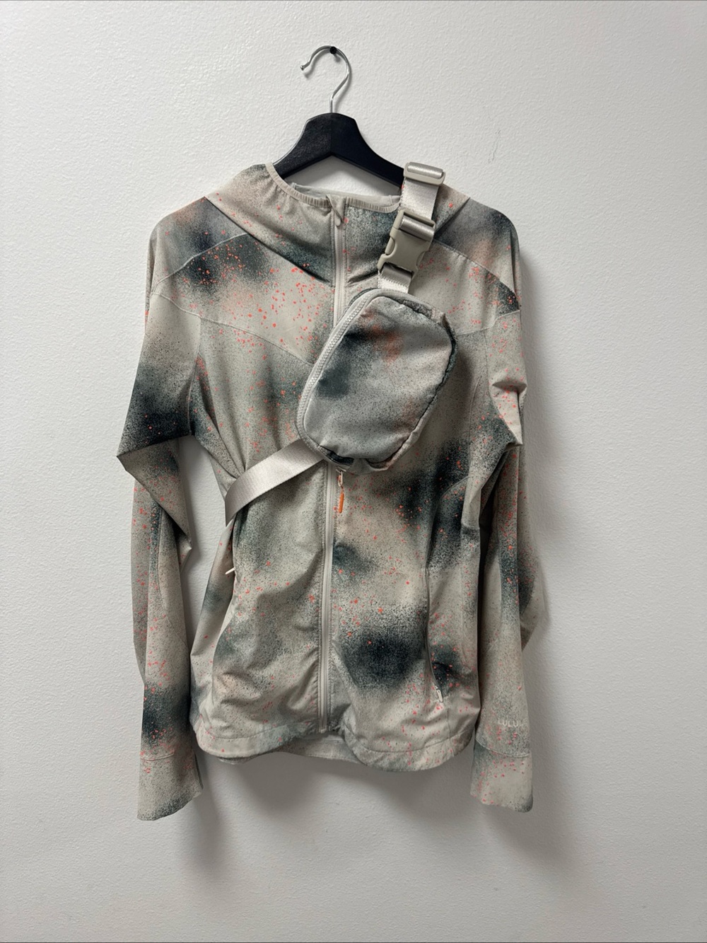 lululemon Mist Over Windbreaker  teflective size 12 used w belt bag